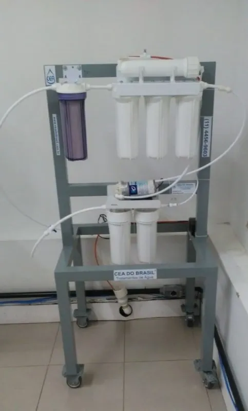 Desmineralizador de água para laboratório